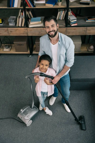 Father and daughter tidying up at home — Stock Photo, Image