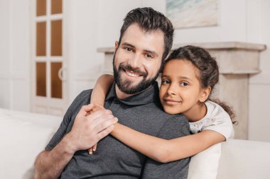 çok ırklı aile evde