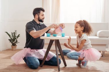 Aile çay partisinde