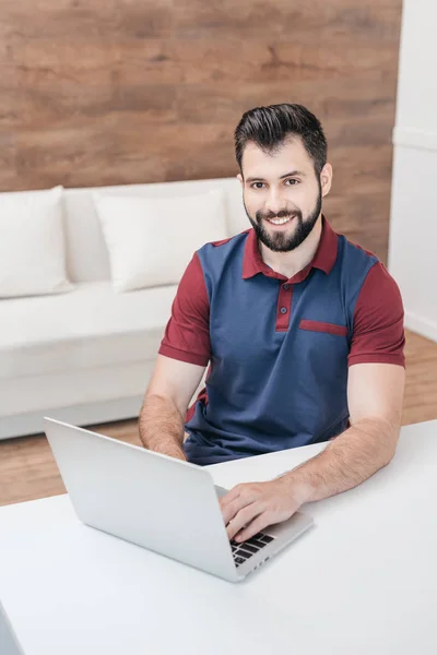 Uomo con laptop a casa — Foto Stock