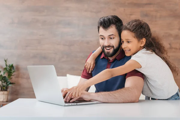 Отец и дочь с ноутбуком — стоковое фото
