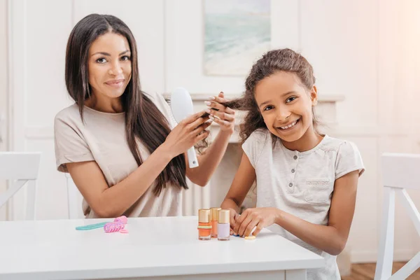 Daughter doing manicure — Stock Photo, Image