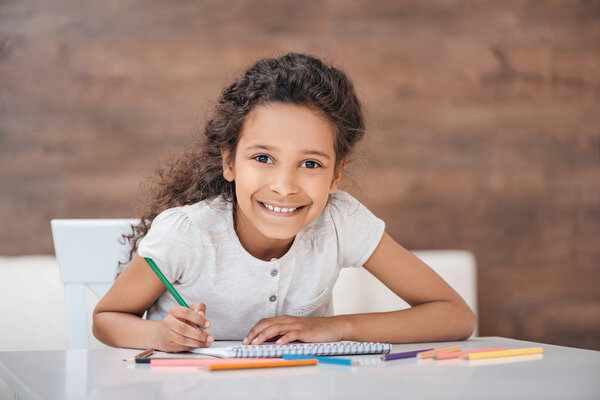 Девушка рисует дома
