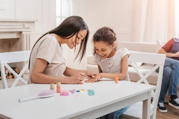 Famiglia facendo manicure — Foto Stock