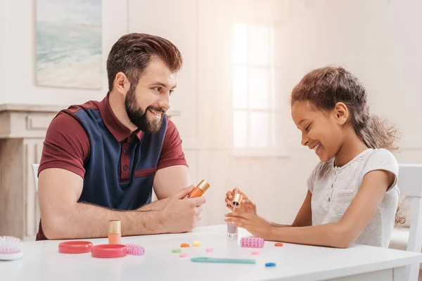 Familjen gör manikyr — Stockfoto