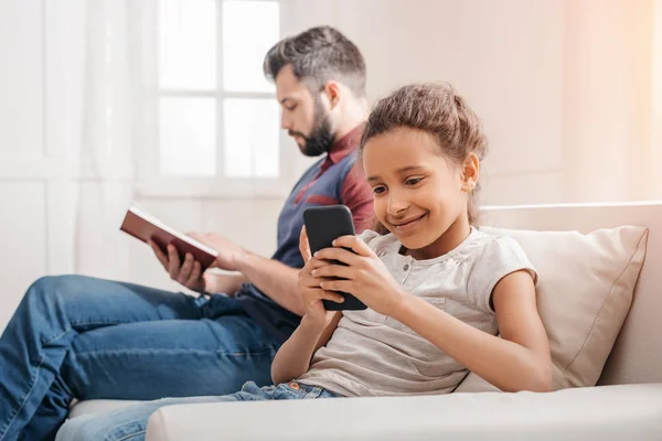 Familie met smartphone thuis — Gratis stockfoto
