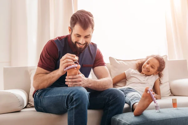 Familie pedicure te doen — Stockfoto