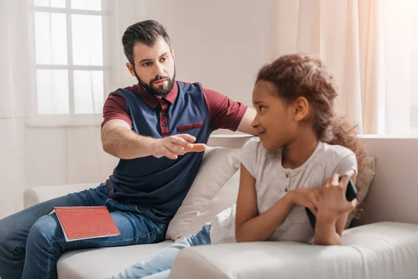 Familia multiétnica en casa — Foto de stock gratuita