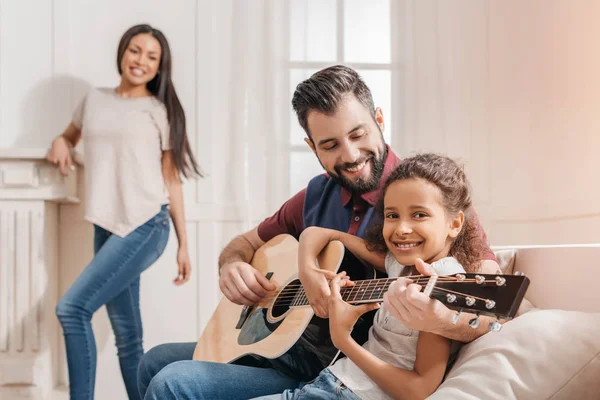 Família tocando guitarra — Fotografia de Stock