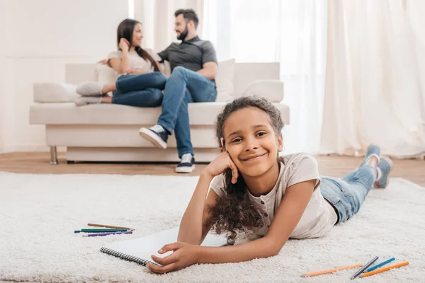 Girl drawing at home — Stock Photo, Image