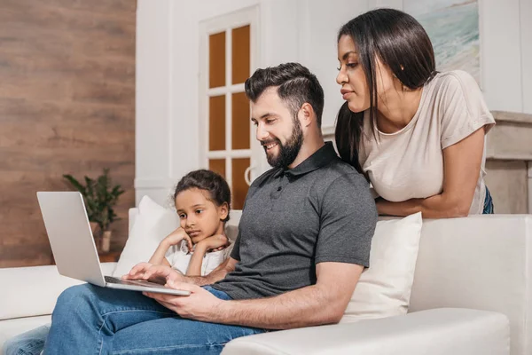 Família com laptop em casa — Fotografia de Stock