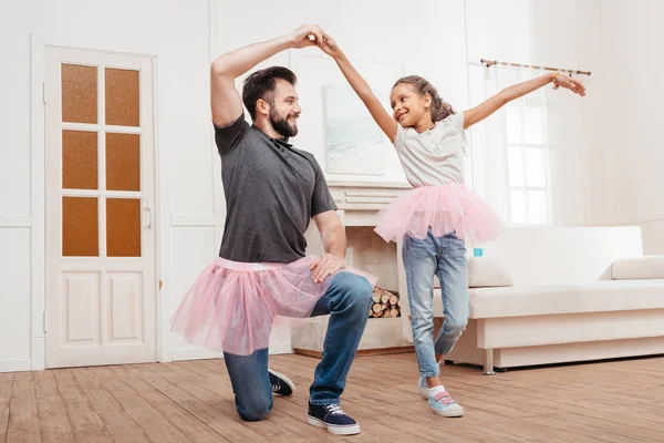 Familie tanzt zu Hause — Stockfoto