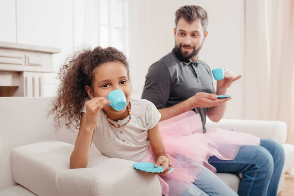 Familie op thee feestje — Stockfoto