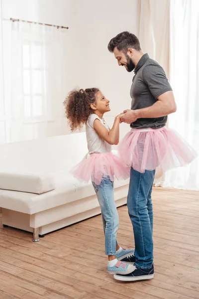Familie tanzt zu Hause — Stockfoto