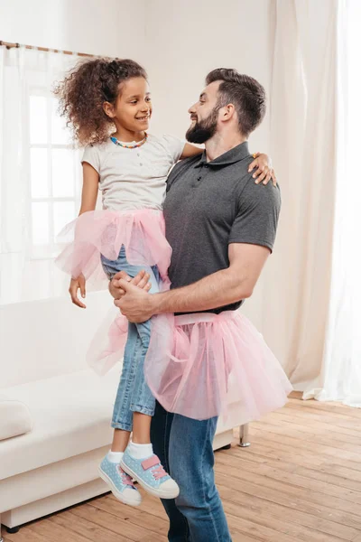 Familia muliétnica en casa — Foto de Stock