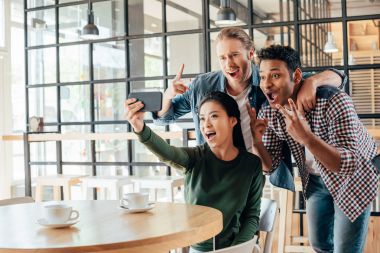 Arkadaşlar selfie kafede alarak