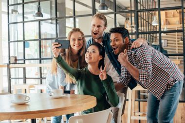 Arkadaşlar selfie kafede alarak