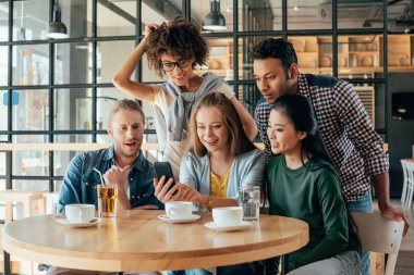 Kafede oturan çok ırklı arkadaşlar