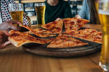 pizza ve bira kafede arkadaşlarınızla