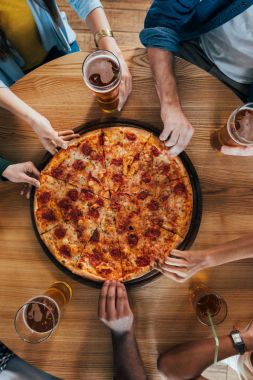 Pizza kafede olan arkadaşlar