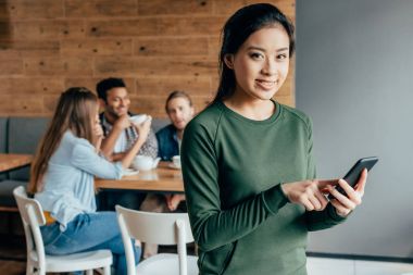 Asyalı kadın ile smartphone Cafe