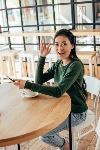 Asiático mujer sentado en café — Foto de stock gratis