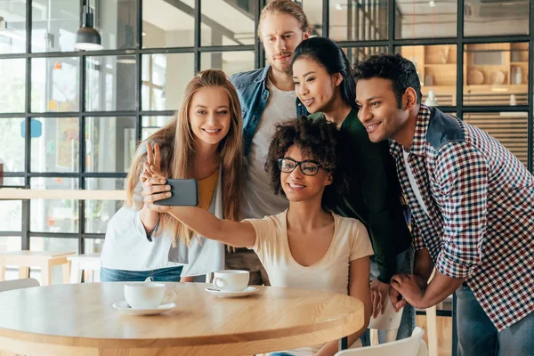 Meg, figyelembe véve a selfie kávézóban — Stock Fotó