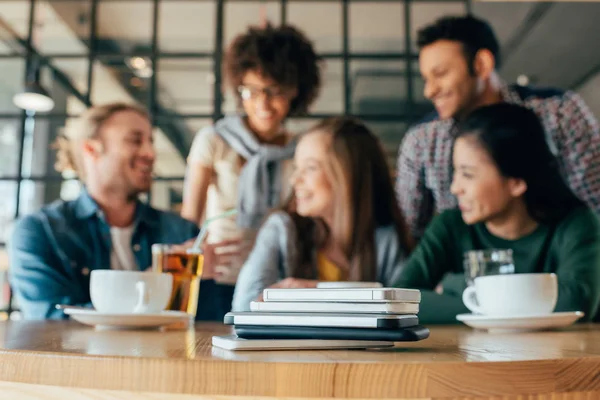 Kafede masada genç arkadaşlar