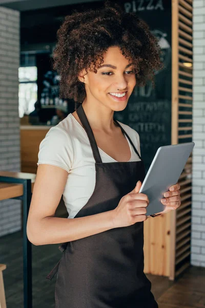 Lächelnde afrikanische amerikanische Kellnerin — Stockfoto