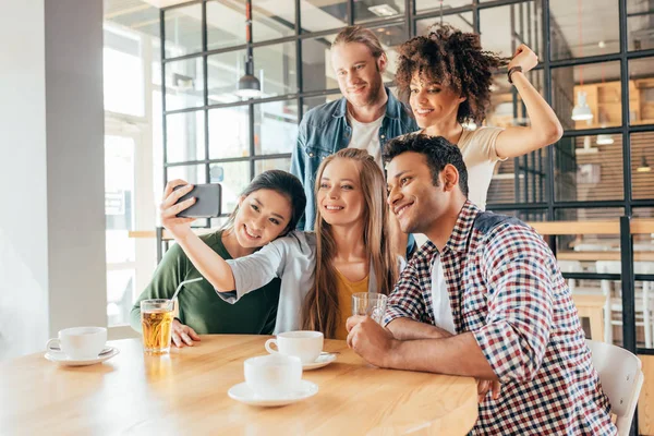 Meg, figyelembe véve a selfie kávézóban — Stock Fotó