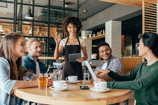 Camarera tomando órdenes de los clientes — Foto de Stock