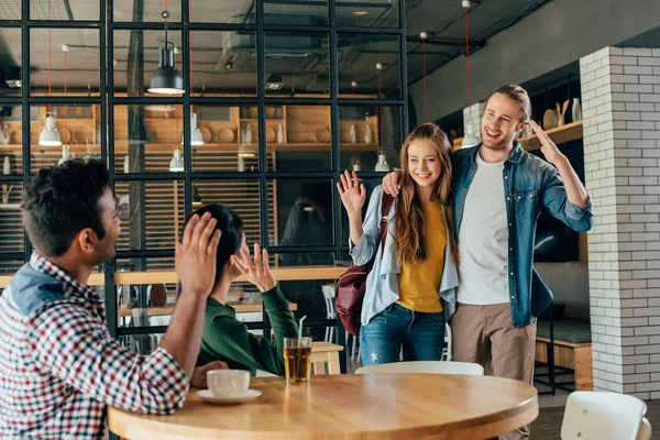 kafede çok ırklı arkadaşlar