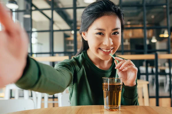 Vrouw sap drinken in café — Stockfoto