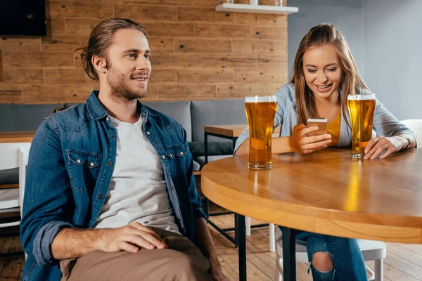 Pareja multiétnica con bebidas en la cafetería — Foto de Stock