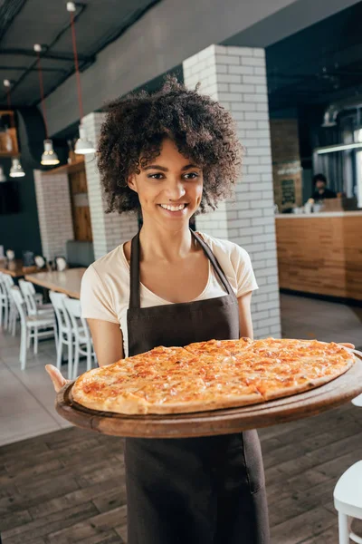 Усміхнена афроамериканська офіціантка — стокове фото