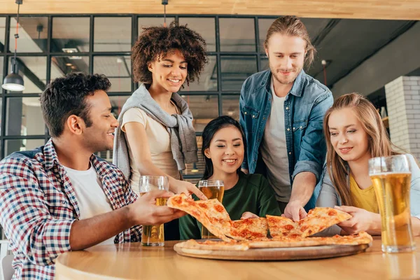 Amici che mangiano pizza nel caffè — Foto Stock