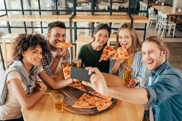 Amici che prendono selfie con pizza al caffè — Foto Stock