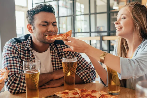 Paar pizza eten bij café — Stockfoto