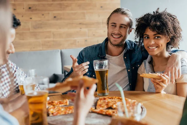 Couple eating pizza at cafe — Stock Photo, Image