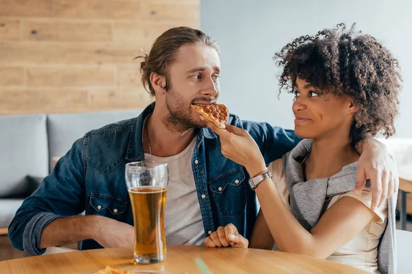 Couple eating pizza at cafe — Stock Photo, Image