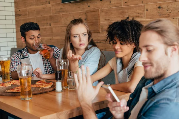 Personas multiétnicas sentadas en la cafetería —  Fotos de Stock