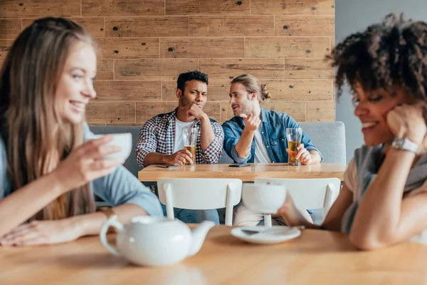 Personas multiétnicas sentadas en la cafetería — Foto de Stock