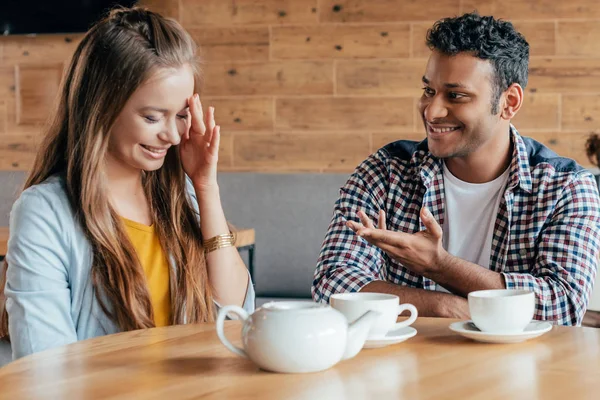 Multietniskt paret sitter i café — Stockfoto