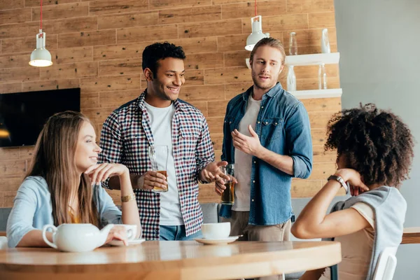 kafede çok ırklı insanlar