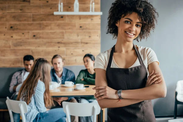 Leende afroamerikanska servitris — Stockfoto