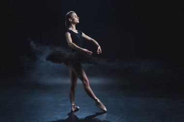 Balerin olarak siyah tutu