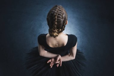 Balerin olarak siyah tutu