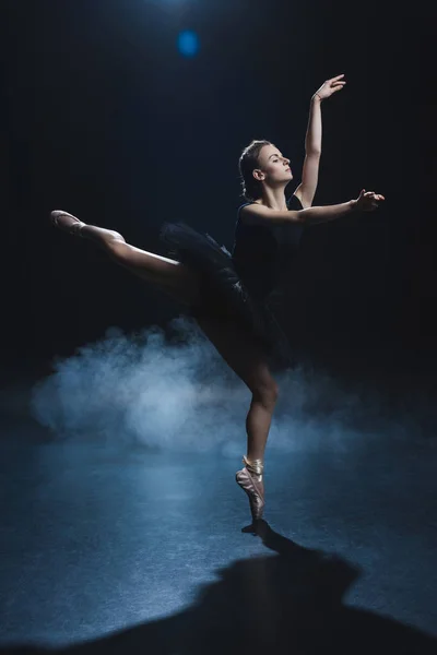 芭蕾舞女演员在足尖鞋跳舞 — 图库照片