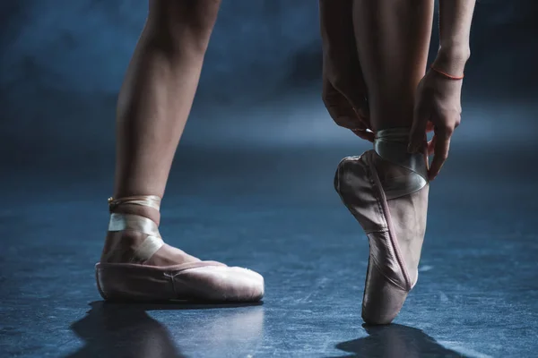 Feet in pointe shoes — Stock Photo, Image