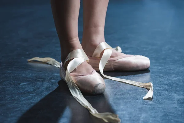 Feet in pointe shoes — Stock Photo, Image